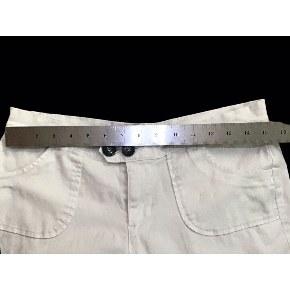 Zena Capri Pants Women’s White with Accent Buttons Size 8P - Picture 5 of 6